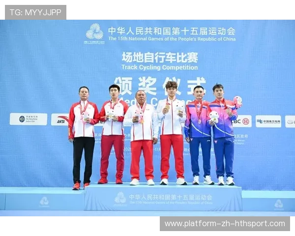 自行车场地赛冲刺展现超高爆发力，教练团队被媒体采访