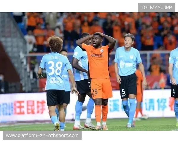 云南玉昆的头球争抢在禁区内极具威胁