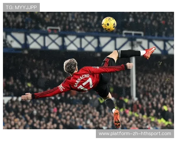 加纳乔突破传中，曼联门前抢点慢一步，加纳的足球