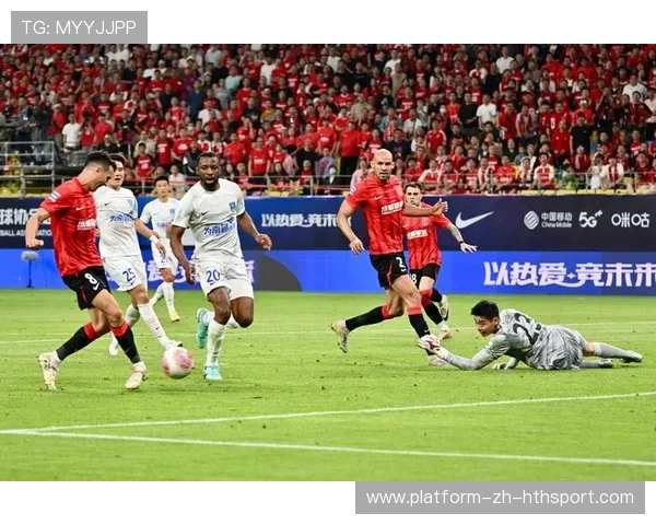 成都蓉城拜合拉木连续冲刺拉扯，防线被迫整体后退